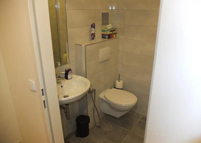 Aparthotel Leopoldauer With Air Conditioning 4*